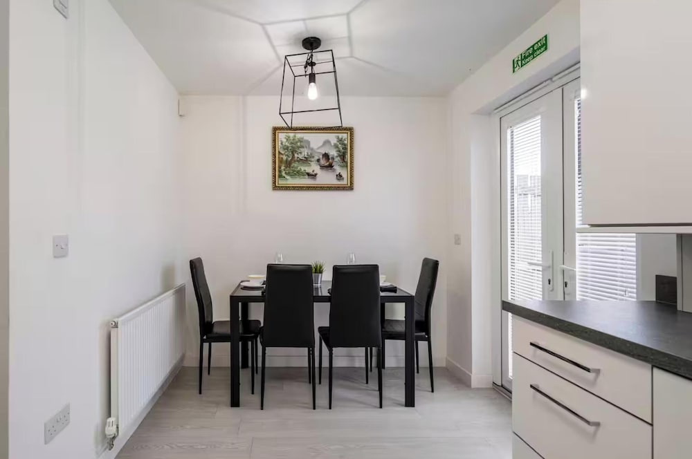Charming 3 Bed Home in Stepps, Glasgow - Garden & Patio