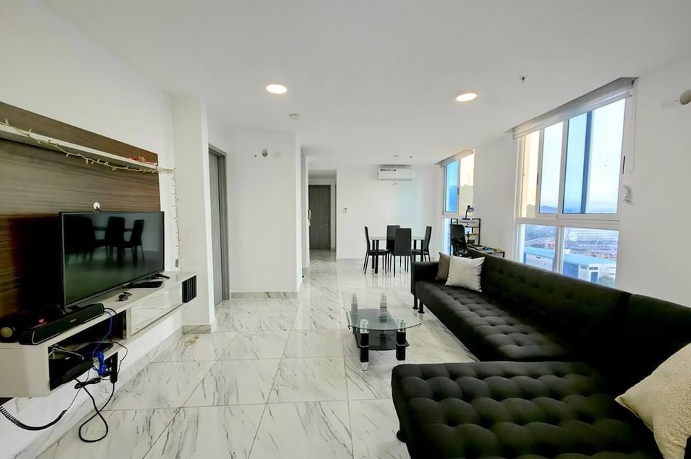 Oceanfront Designer Apartment PH The Sands, Next to Hilton