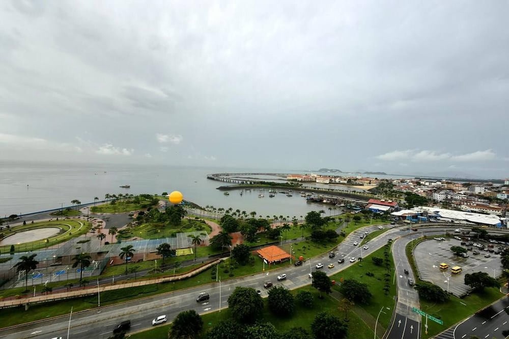 Oceanfront Designer Apartment PH The Sands, Next to Hilton