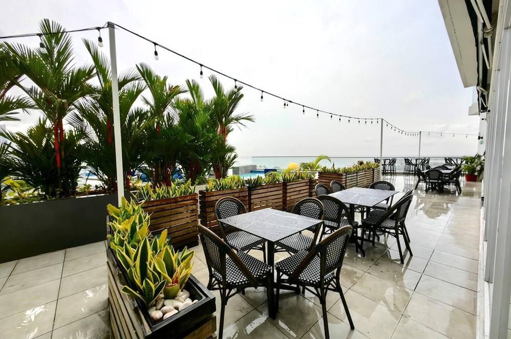 Oceanfront Designer Apartment PH The Sands, Next to Hilton