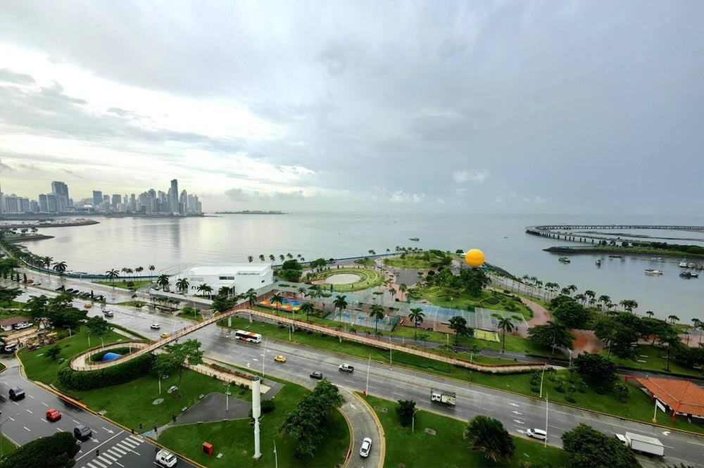 Oceanfront Designer Apartment PH The Sands, Next to Hilton
