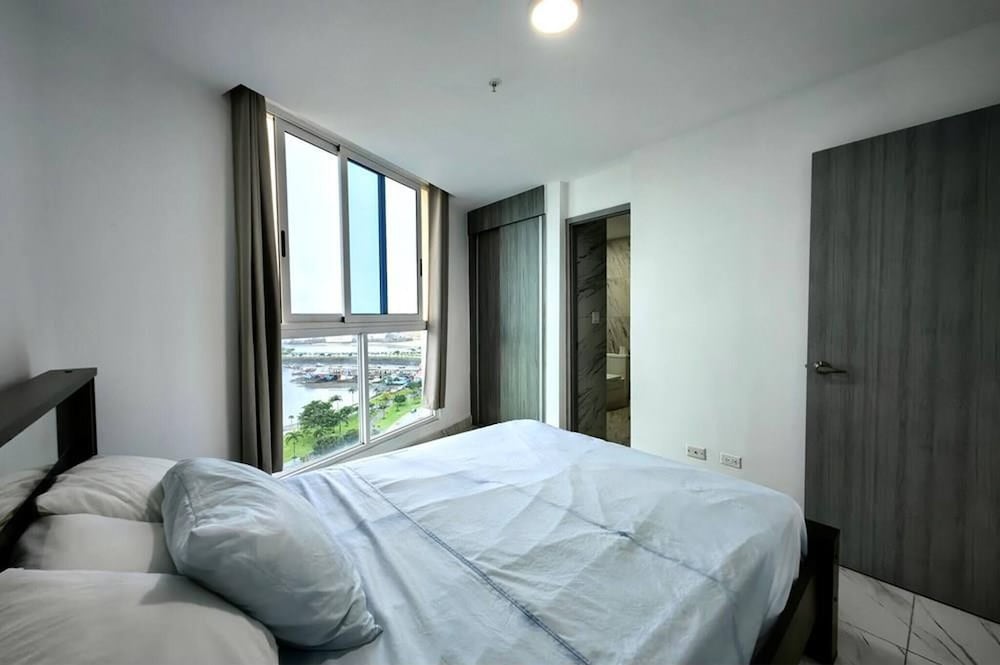 Oceanfront Designer Apartment PH The Sands, Next to Hilton