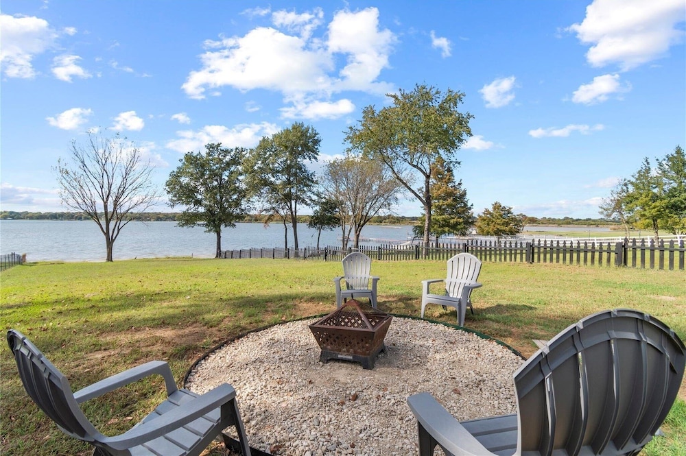 Modern Lakeside Paradise Waterfront + 2 Patios 3 Bedroom Home