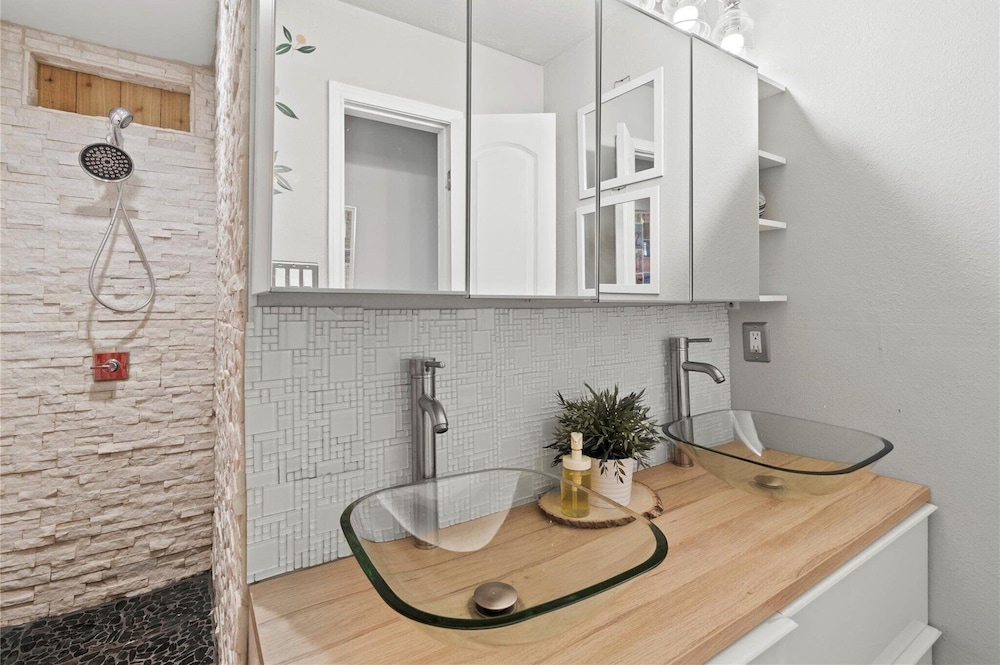 Modern Lakeside Paradise Waterfront + 2 Patios 3 Bedroom Home