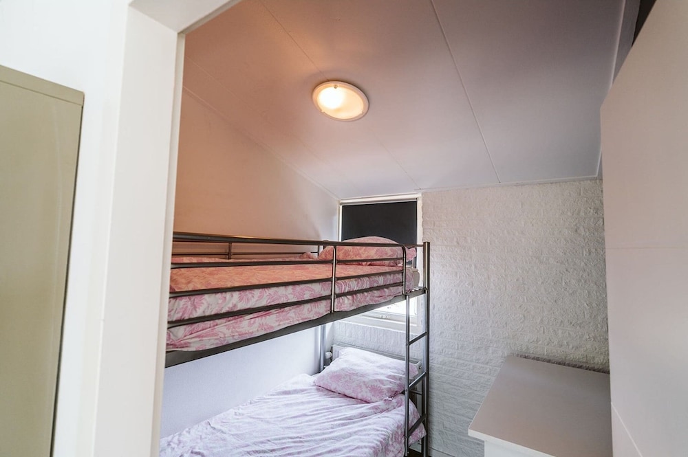 Beautiful Holiday Home in Ouddorp With Balcony view 3