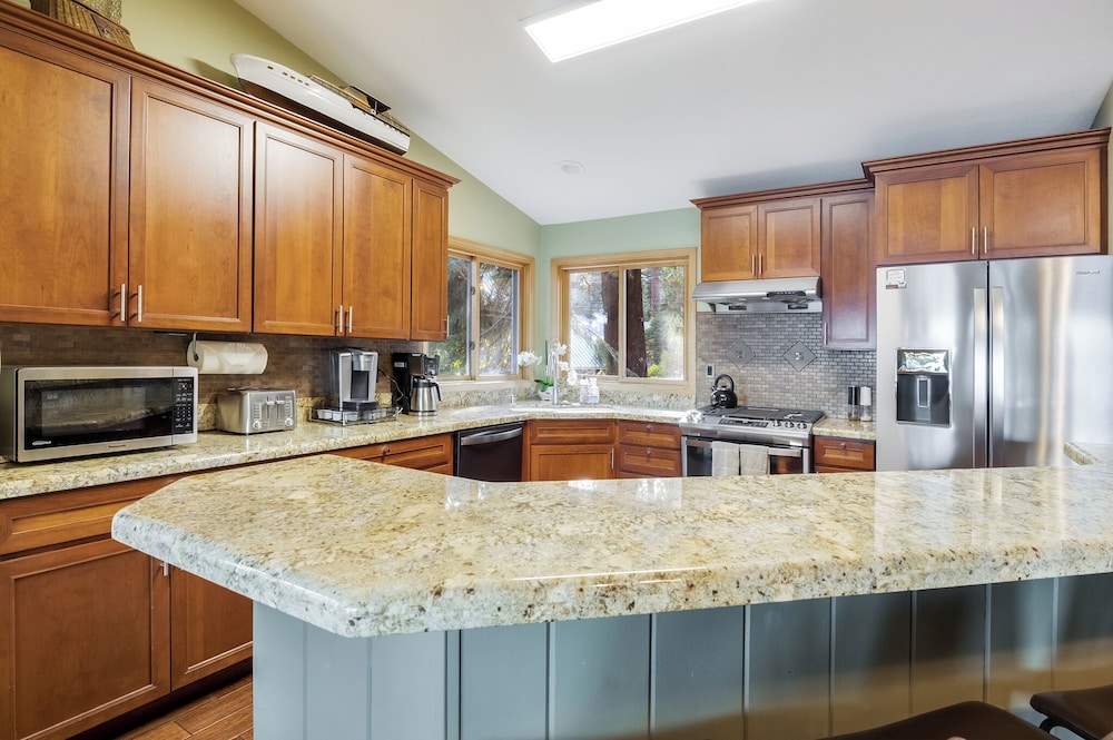 Tahoe Mountain Retreat Sleeps 12!