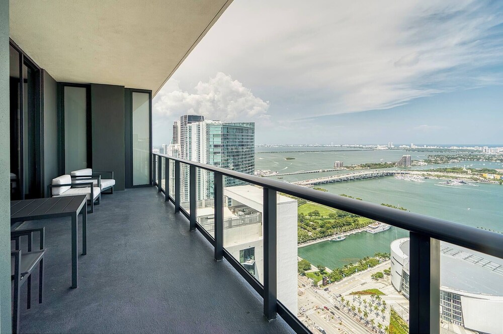 3BR Penthouse Direct, Stunning Water Views