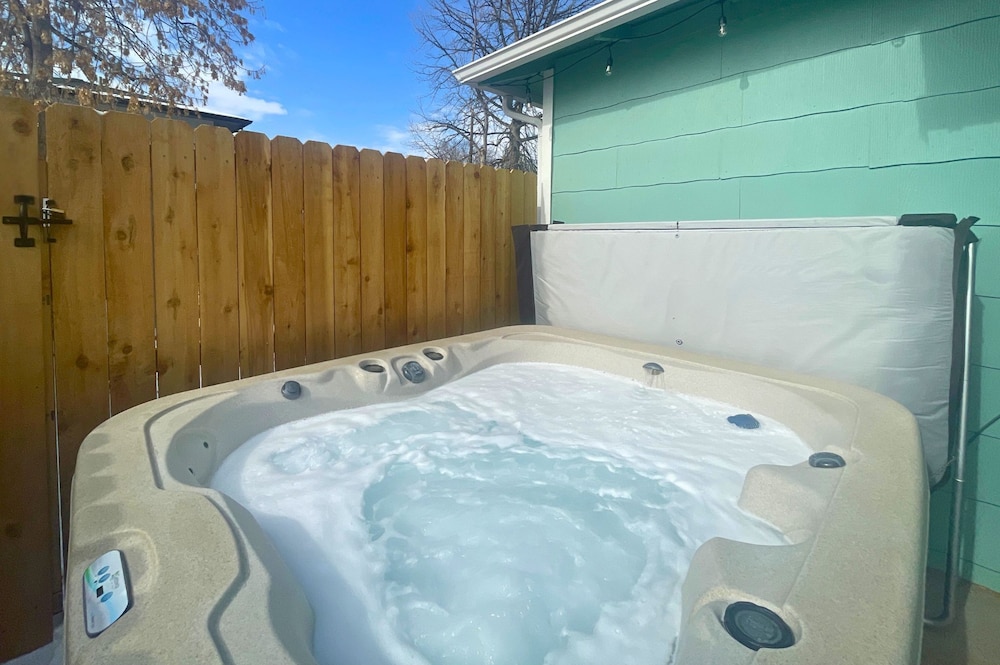 Peterson Retreat Hot Tub, Bikes, Old Town