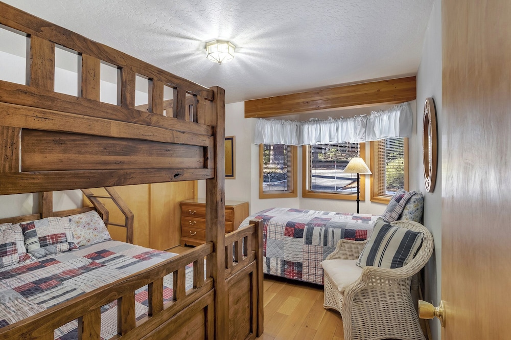 Lakeview Hideaway 3bdr for 8 w/ Private Hot Tub!
