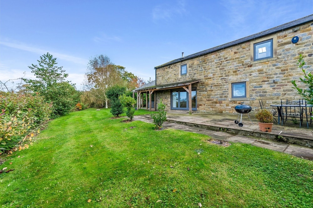 5-bed Retreat, Sleeps 12 in Harrogate With Hot Tub