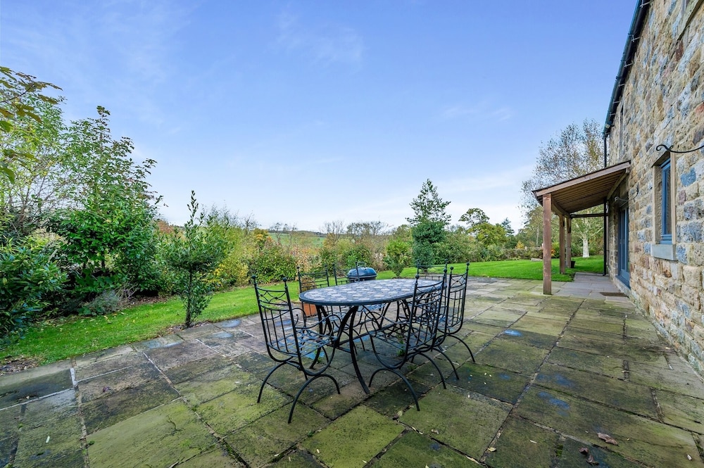 5-bed Retreat, Sleeps 12 in Harrogate With Hot Tub