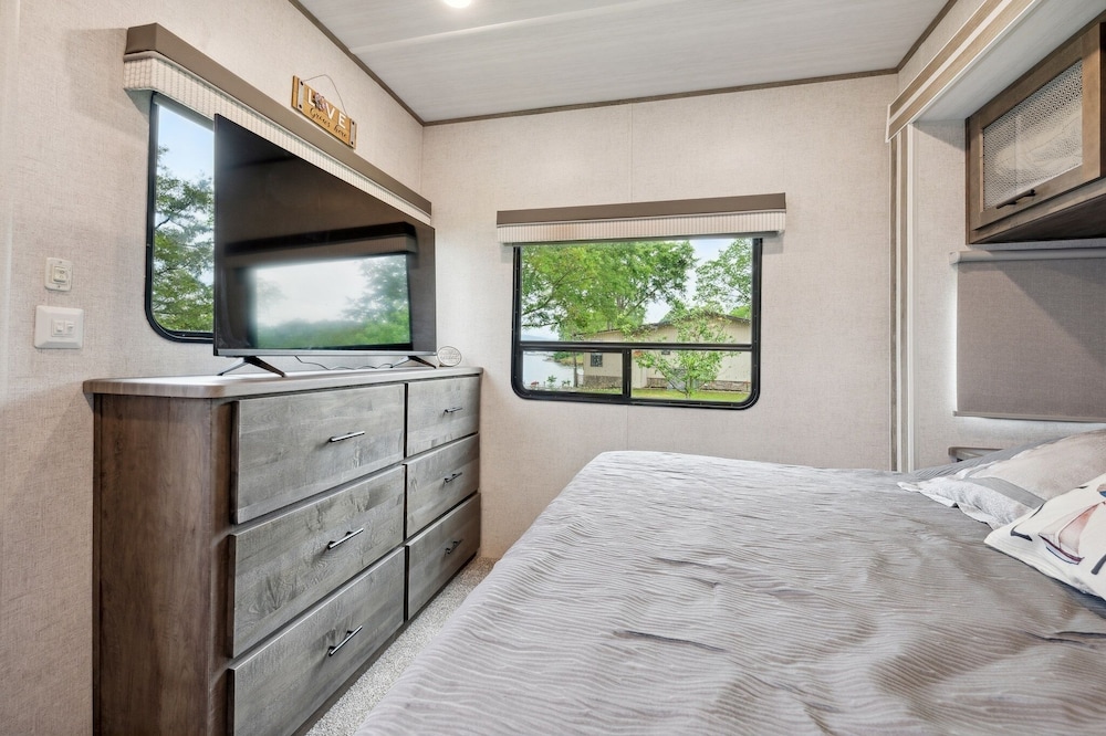 Lakeside Retreat On Neely Henry Lake 1 Bedroom Villa by RedAwning - Property Image 26