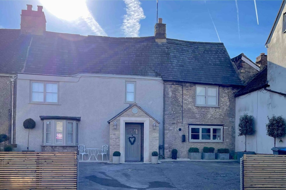 Cottage on High Street, own Parking and EV Charger