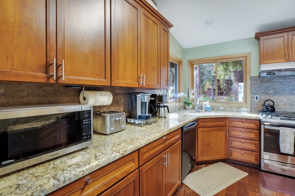 Tahoe Mountain Retreat Sleeps 12!