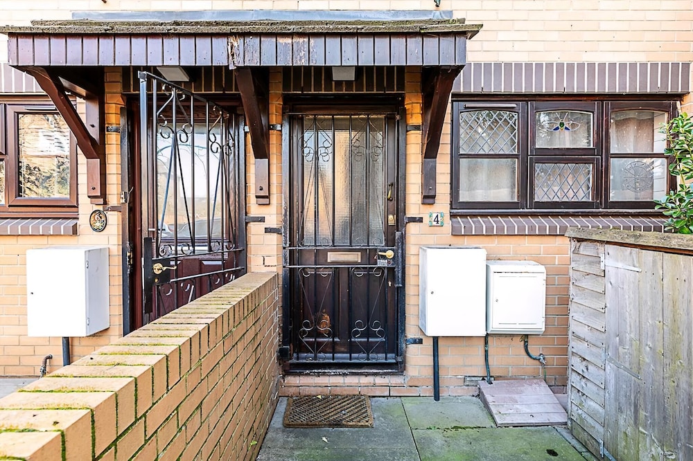 Stylish & Spacious 3-bed Home in Vibrant Bow