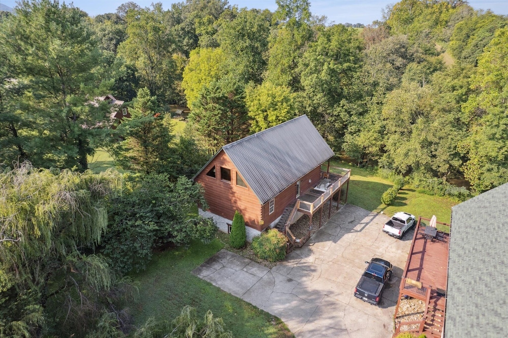 River View Dog Friendly Game Room w Hot Tub