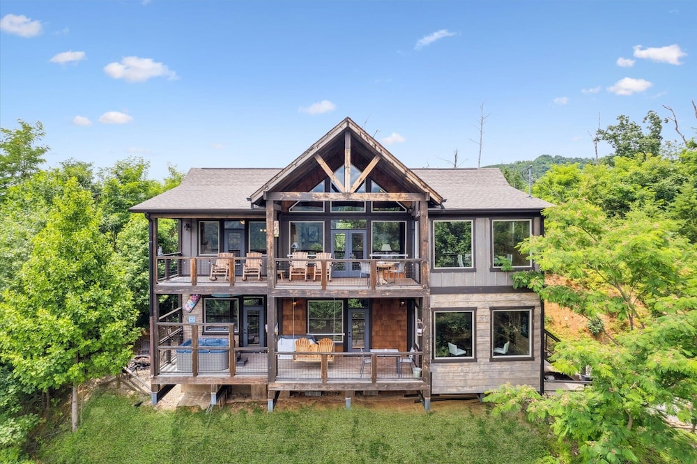 Gorgeous Cabin w Hot Tub Firepit Gameroom