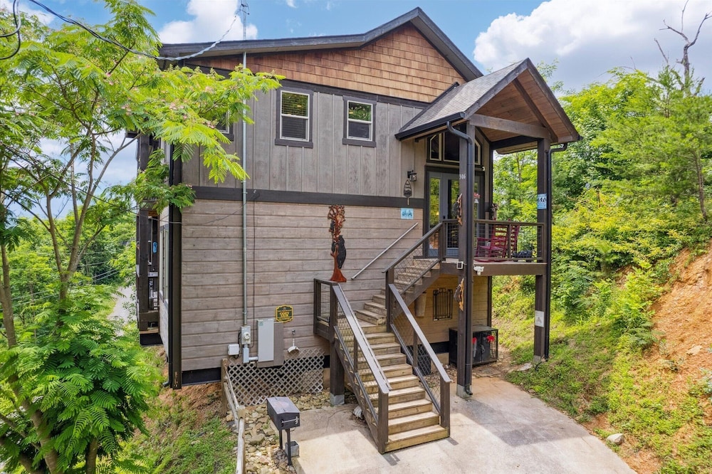 Gorgeous Cabin w Hot Tub Firepit Gameroom