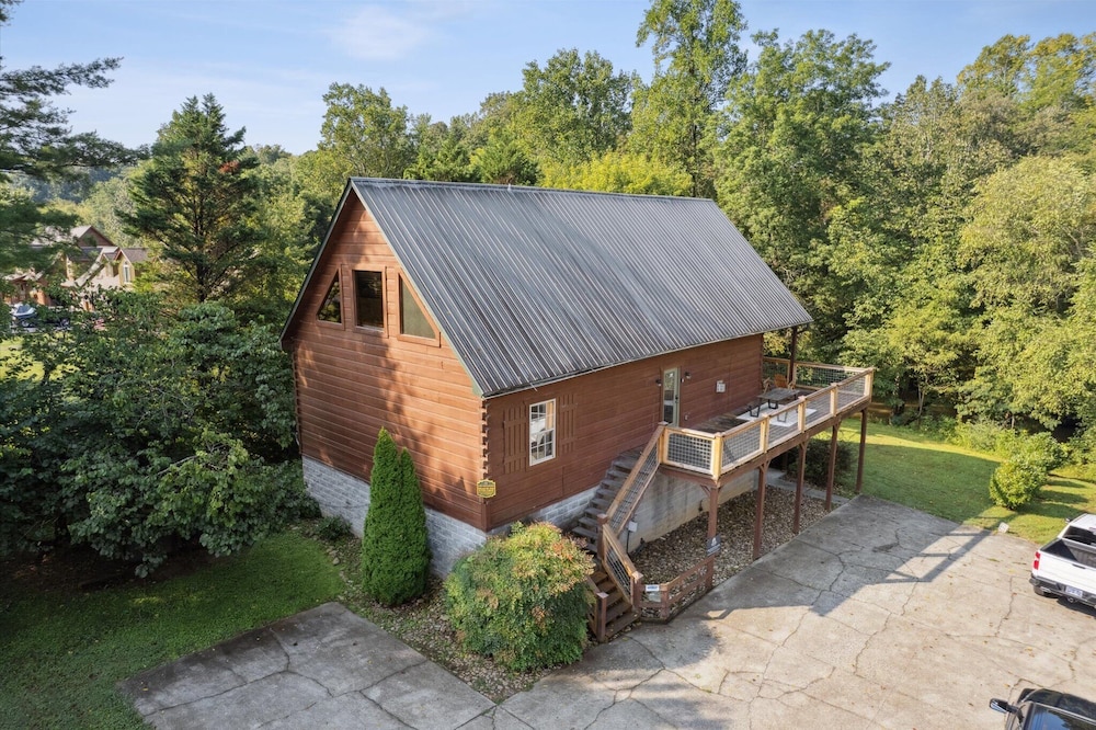 River View Dog Friendly Game Room w Hot Tub