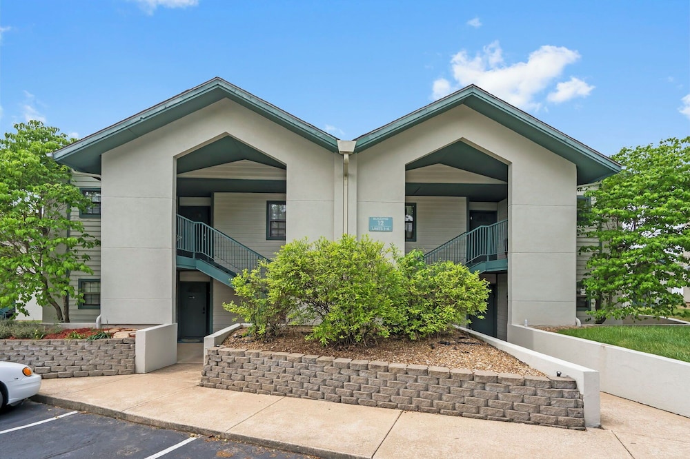 Branson Cozy Bungalow in Premier Location! view 3