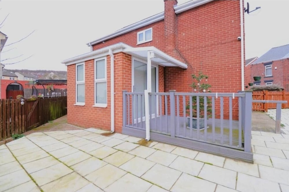 Spacious 6 Bedroom Family House