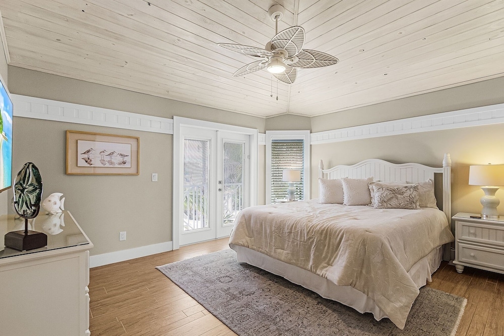 571 Seabatical: Canal Front With Pool! 5 Bedroom Home