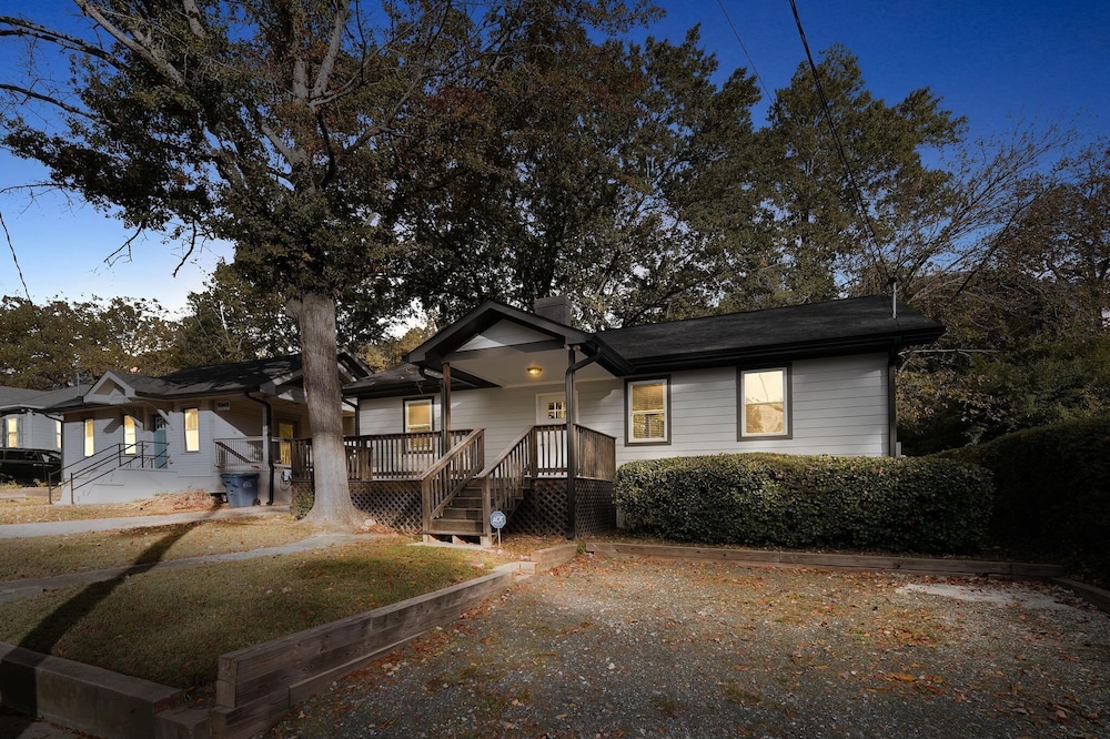 Spacious 4br Mozley Park Home With Fenced Yard 4 Bedroom Home