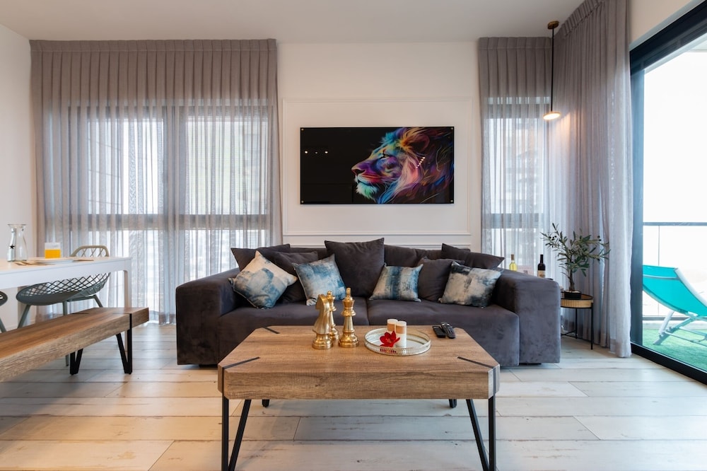 3 BR SeaFront APT Prestigious Tower