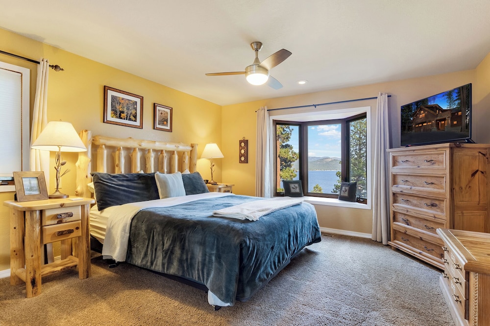 Tahoe Mountain Retreat Sleeps 12!