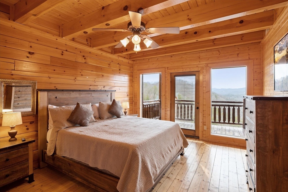 Blue Ridge Refuge 8 Bedroom Cabin by RedAwning view 5