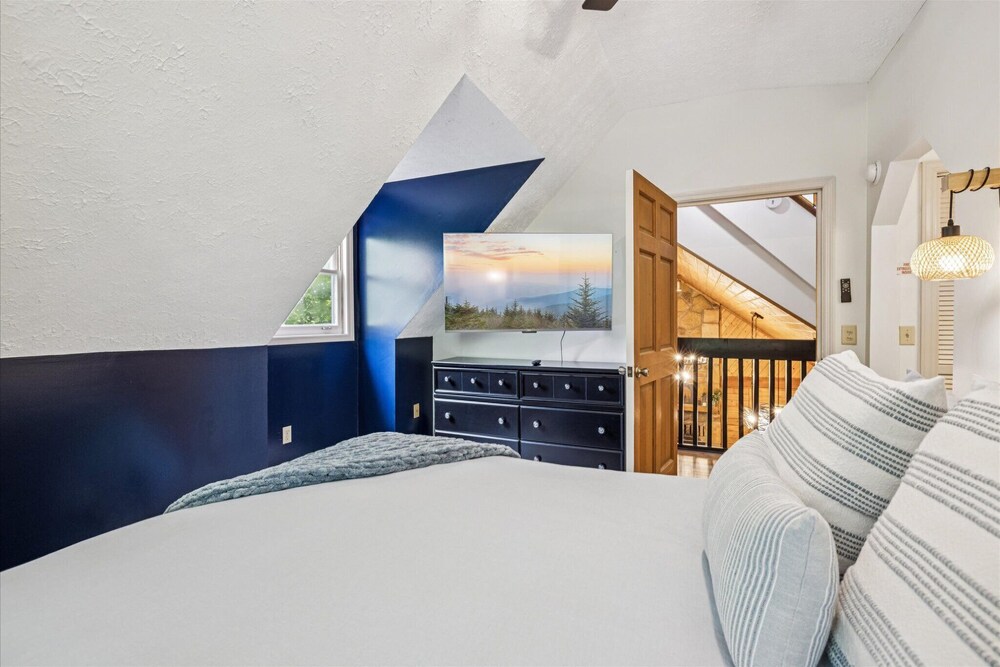 Golf Resort Cabin w Hot Tub Firepit Pool