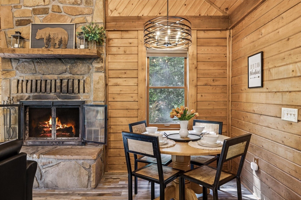 Golf Resort Cabin w Hot Tub Firepit Pool