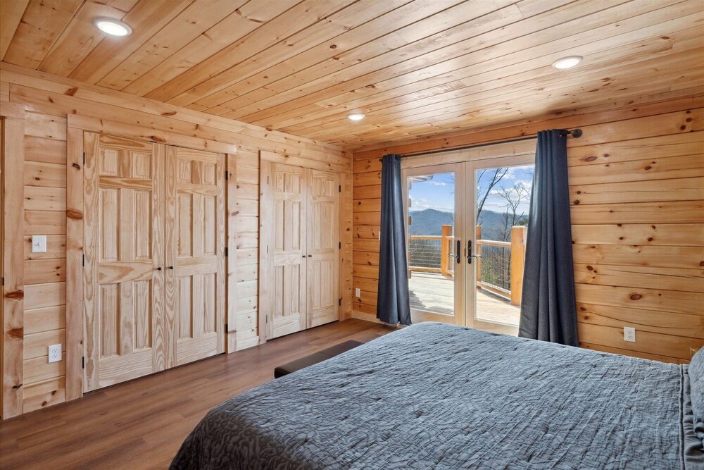 Above The Summit 5 Bedroom Cabin by RedAwning view 2