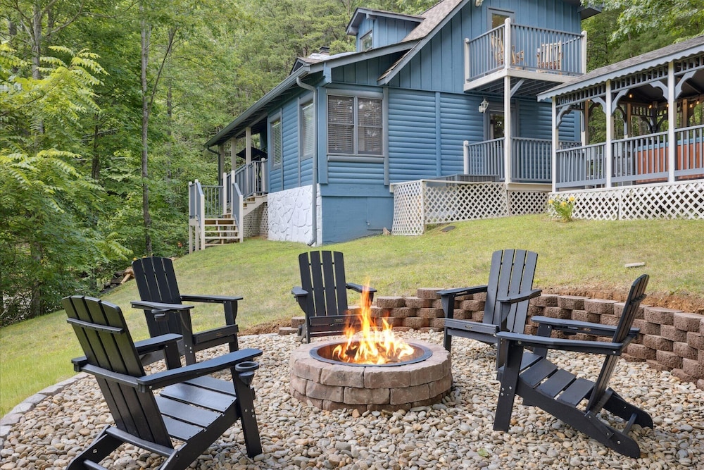 Golf Resort Cabin w Hot Tub Firepit Pool