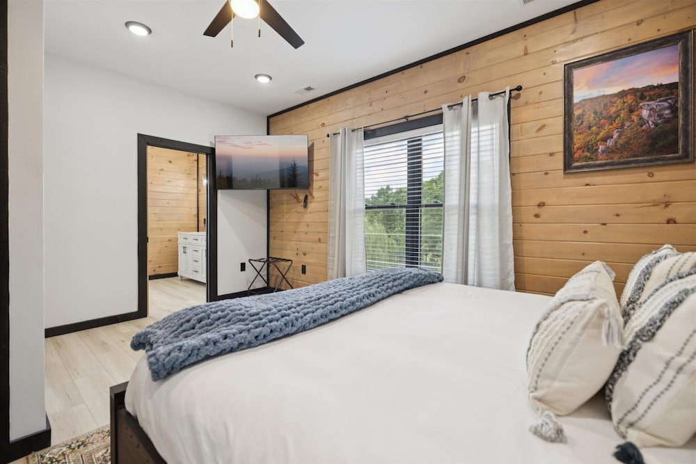 New Cabin w Indoor Swim Spa Hot Tub Gameroom