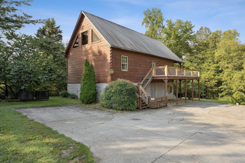 River View Dog Friendly Game Room w Hot Tub