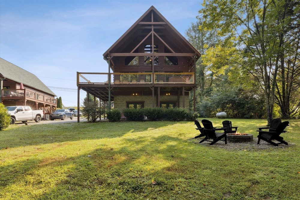 River View Dog Friendly Game Room w Hot Tub