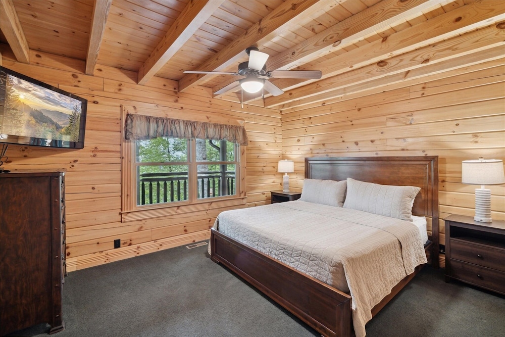 Wolf Den 4 Bedroom Cabin by RedAwning view 4
