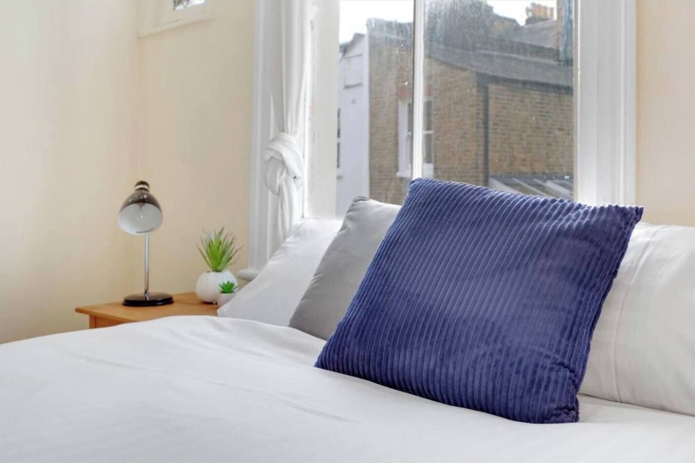 Cozy Fulham Retreat With Private Entrance & Hot Tub