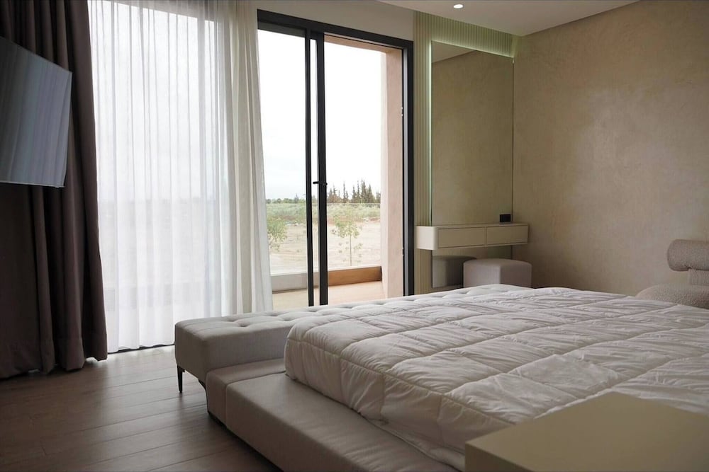 Marrakech Oasis Retreat - 5-bedroom Villa With Private Pool