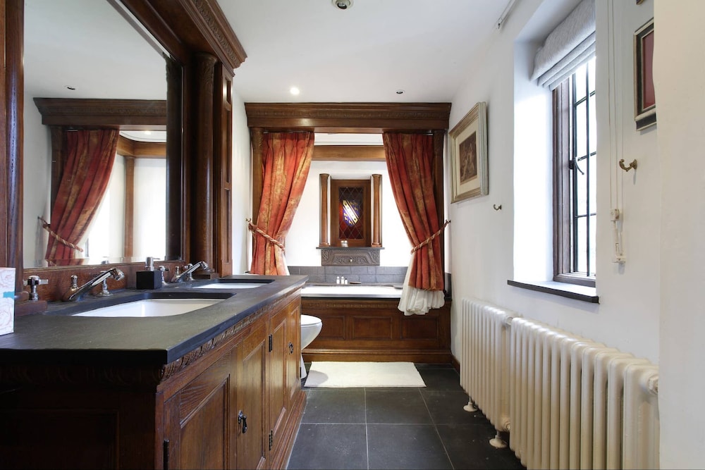 Harlington Manor