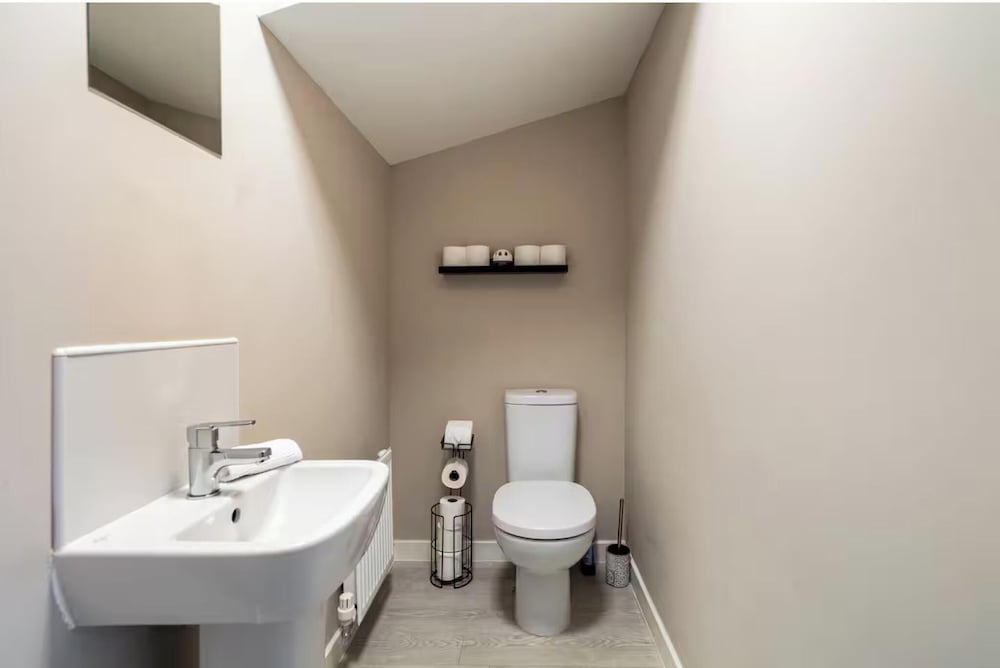 Charming 3 Bed Home in Stepps, Glasgow - Garden & Patio