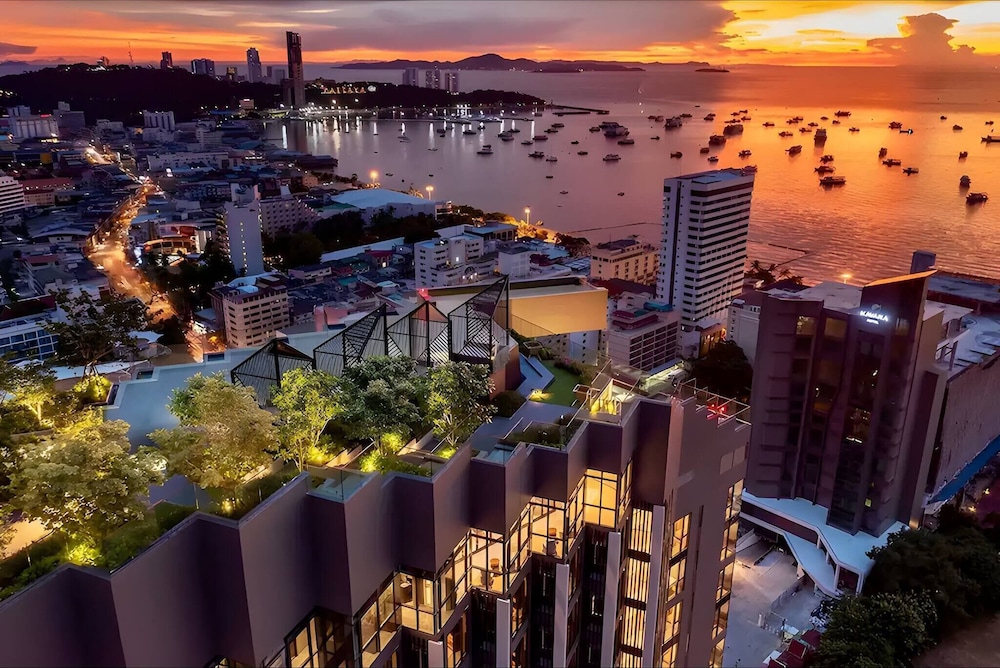 Elegant Room With Roof Top Pool - Best In Pattaya