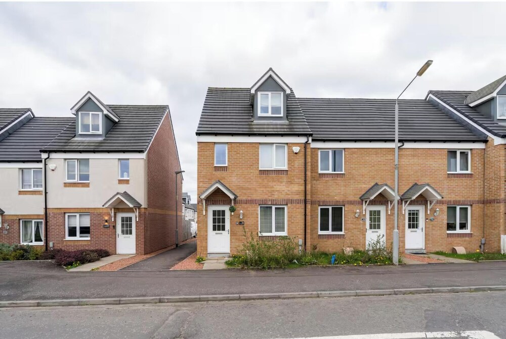 Charming 3 Bed Home in Stepps, Glasgow - Garden & Patio