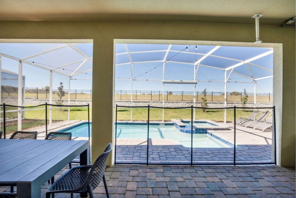 9BED The Goof within 8 miles to Disney - Image 2