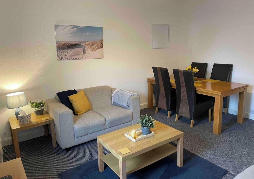 6 Guests - Parking - Patio - Near Coast