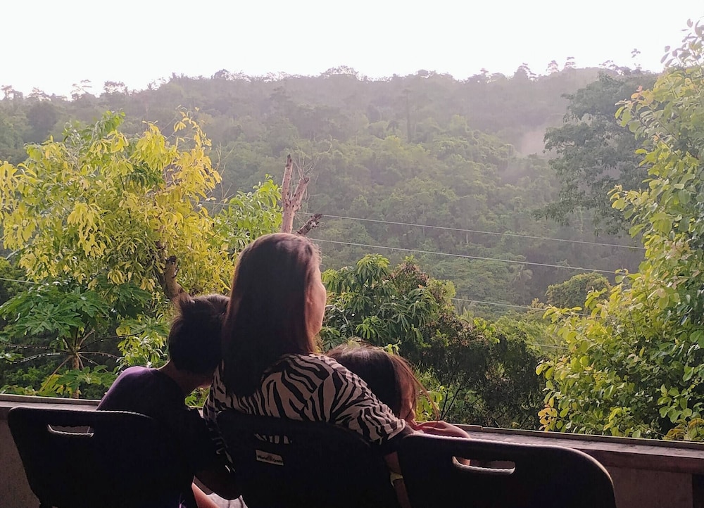 Siquijor Overlooking House 100 Meters Before Cambugahay Falls