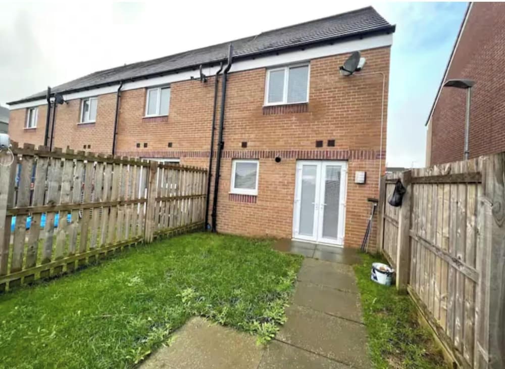 Charming 3 Bed Home in Stepps, Glasgow - Garden & Patio