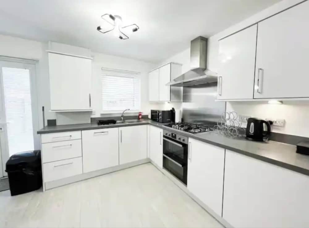 Charming 3 Bed Home in Stepps, Glasgow - Garden & Patio