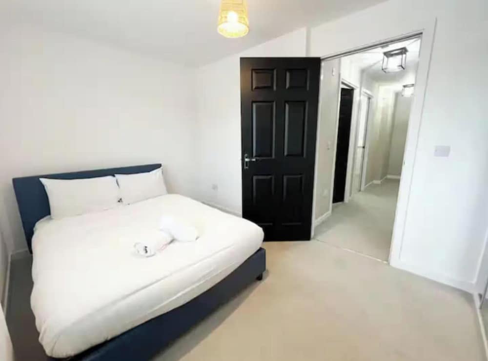 Charming 3 Bed Home in Stepps, Glasgow - Garden & Patio